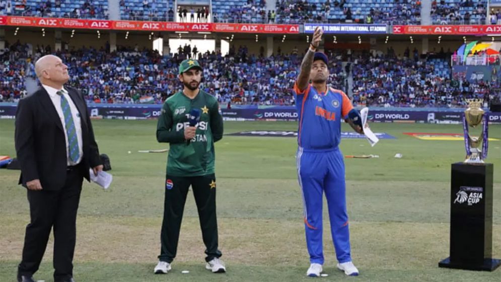 টস জিতে বোলিংয়ে ভারত