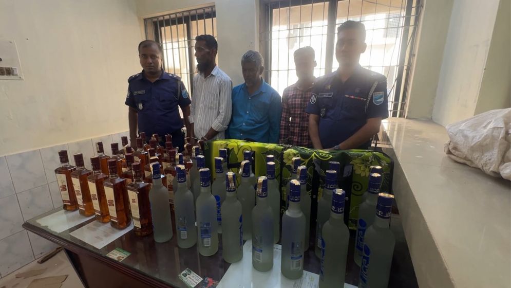 কিশোরগঞ্জে ৪৫ বোতল বিদেশি মদসহ আটক ৩