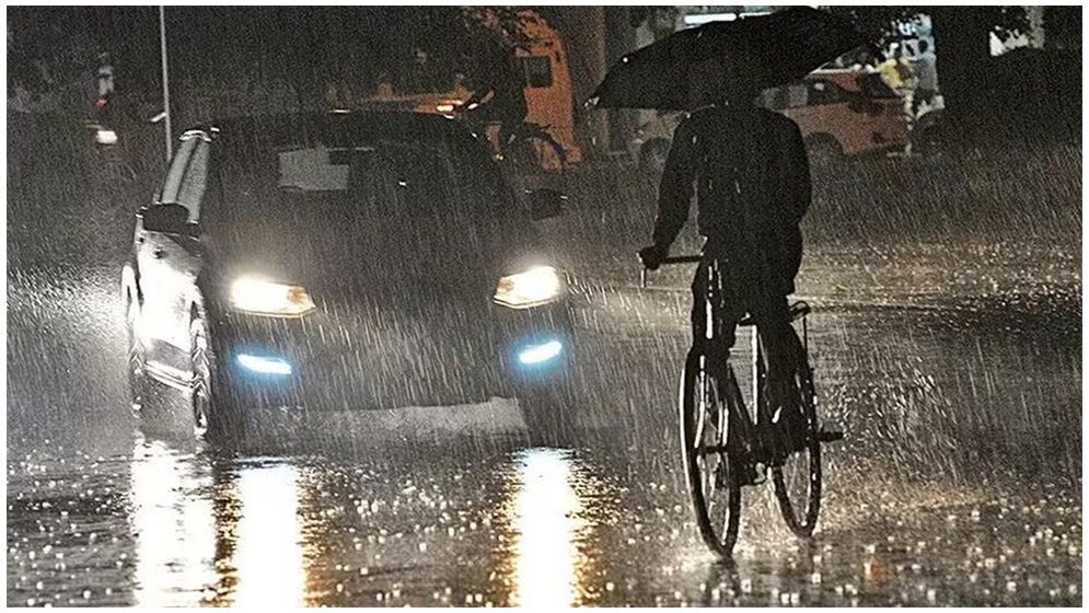 রাতে ঢাকায় বজ্রসহ বৃষ্টির আভাস, কমবে তাপমাত্রা