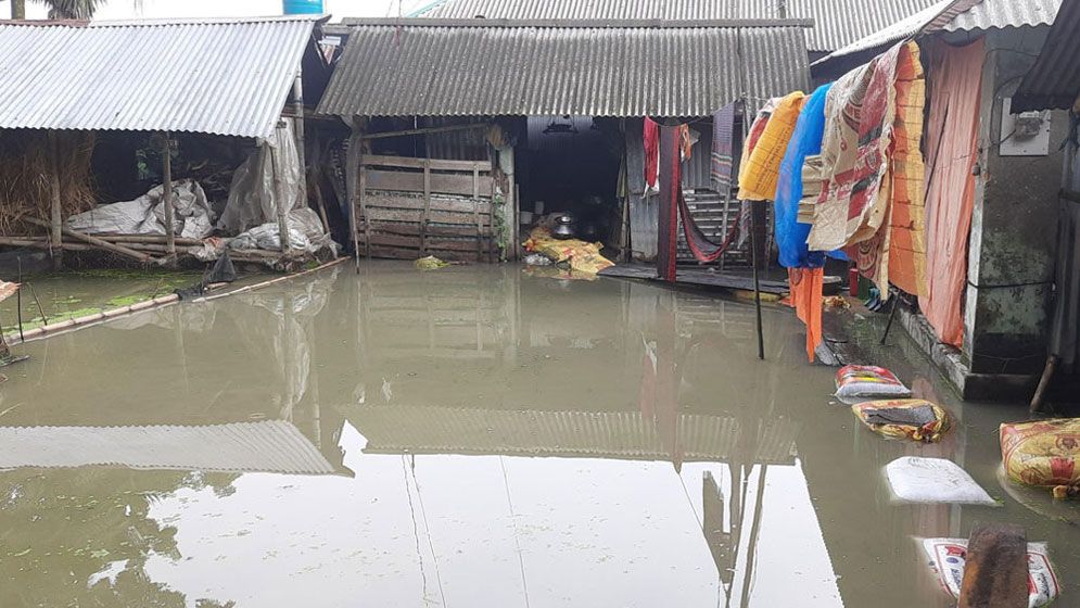 তিন মাস ধরে পানিবন্দি ডুমুরিয়ার ৪০ গ্রাম