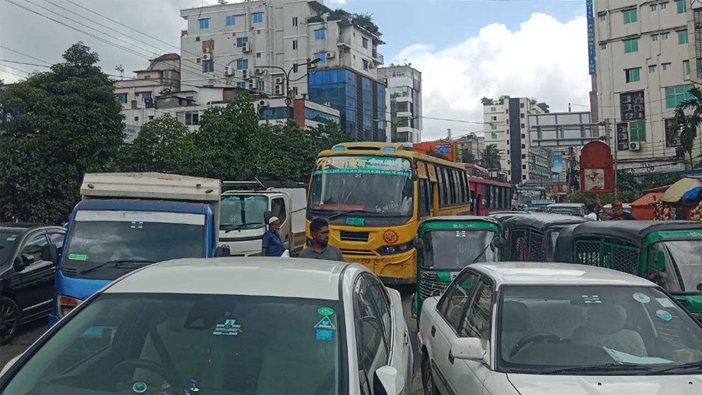 বেতন-ভাতার দাবিতে কুড়িলে পোশাক শ্রমিকদের সড়ক অবরোধ, যানজটে ভোগান্তি