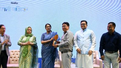 সবুজ চাকমা  দ্বিজেন শর্মা পরিবেশ পদক পেলেন