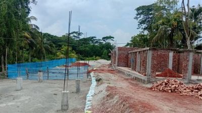 বাঁধের জমিতে পাকা ভবন নির্মাণ কাজ বন্ধ করলেন প্রশাসন