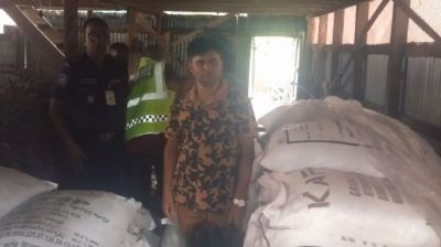 আমতলীতে নারী ইউপি সদস্যের ঘর থেকে ৬৪ বস্তা সার জব্দ