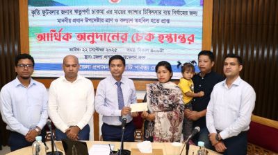 ঋতুপর্ণার মায়ের জন্য প্রধান উপদেষ্টার চেক প্রদান