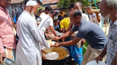 কিশোরগঞ্জে বিএনপি নেতার খিচুড়ি বিতরণ