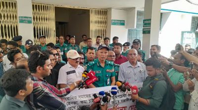 রংপুরে সাংবাদিকদের পুলিশ কমিশনারের কার্যালয় ঘেরাও