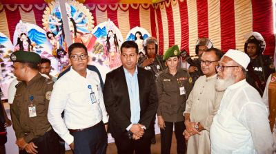 সম্প্রীতির বার্তা নিয়ে দুর্গাপূজা মণ্ডপে ডিসি জাহিদুল ইসলাম