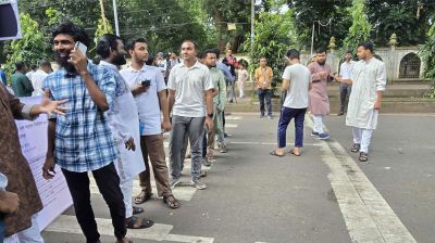 উৎসবমুখর পরিবেশে ডাকসুর ভোটগ্রহণ চলছে