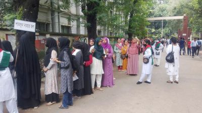 সকালেই ভোটকেন্দ্রে শিক্ষার্থীদের উপচেপড়া ভিড়, ছাত্রীদের দীর্ঘ সারি