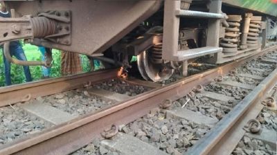 জয়পুরহাটে ট্রেন লাইনচ্যুত, উত্তরাঞ্চলের সঙ্গে রেল যোগাযোগ বন্ধ