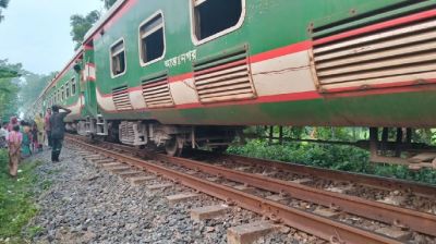 ৫ ঘণ্টা পর জয়পুরহাটে ট্রেন চলাচল স্বাভাবিক