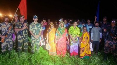 পতাকা বৈঠকের মাধ্যমে ১৮ বাংলাদেশিকে ফেরত দিল বিএসএফ