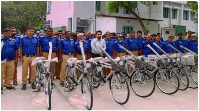 গ্রাম পুলিশ সদস্যরা পেলেন সাইকেল ও ছাতা