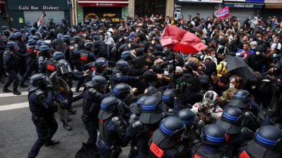 ম্যাক্রোঁর পদত্যাগ দাবিতে ফ্রান্সজুড়ে বিক্ষোভ