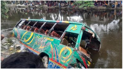 যাত্রীবাহী বাস খালে পড়ে নিহত ৫