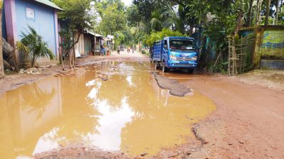 সড়কজুড়ে গর্তের রাজত্ব, দুর্ভোগে হাজারো মানুষ