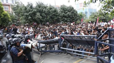 নেপালে সহিংস বিক্ষোভে অচলাবস্থা, রাস্তায় টহল দিচ্ছে সেনাবাহিনী