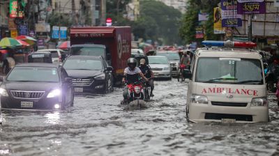 অবিরাম বৃষ্টিতে রাজধানীতে জলাবদ্ধতা, দুর্ভোগ চরমে