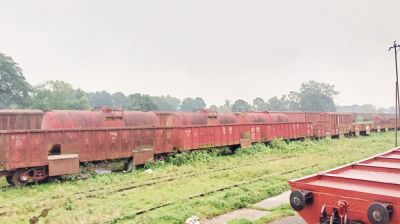 পশ্চিম রেলওয়ের ইয়ার্ডে দেড় যুগ ধরে পড়ে ৩০০ মালবাহী ওয়াগন