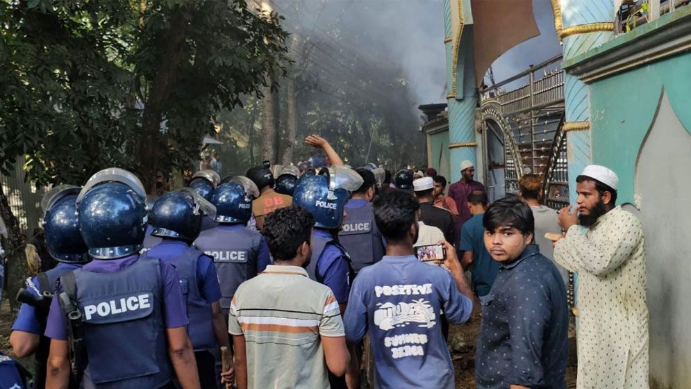 নুরাল পাগলের দরবারে পুলিশের ওপর হামলার ঘটনায় মামলা, আসামি সাড়ে ৩ হাজার