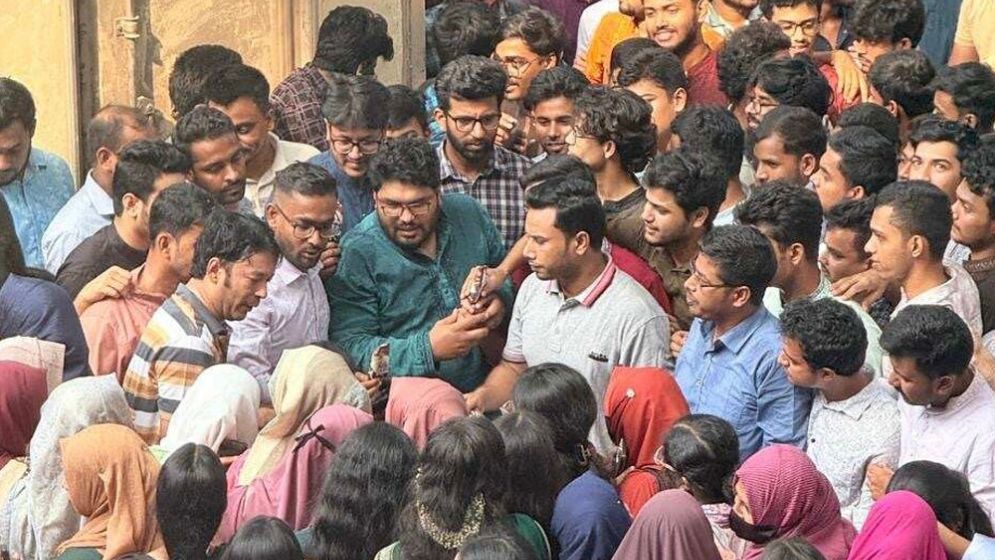 প্রতিষ্ঠাবার্ষিকীতে শিক্ষার্থীদের আইসক্রিম দিল ছাত্রদল