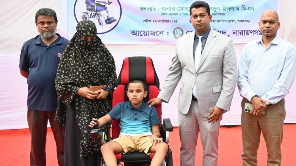 বিরল রোগে আক্রান্ত মান্তাহারকে ইলেকট্রনিক হুইলচেয়ার দিলেন ডিসি জাহিদুল