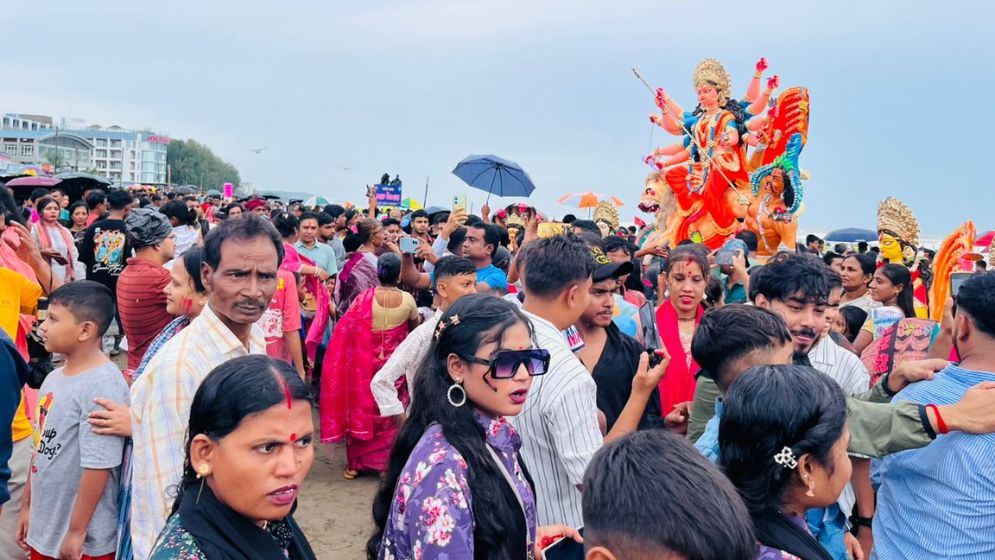 কক্সবাজার সমুদ্রে ৩ শতাধিক প্রতিমা  বিসর্জন