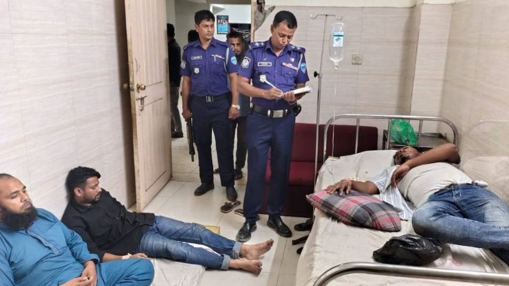 ৮ সাংবাদিকের ওপর সন্ত্রাসী হামলা লুট