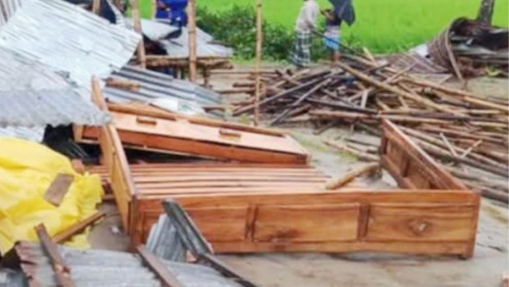 রংপুরে টর্নেডোয় ৫০০ ঘরবাড়ি বিধস্ত