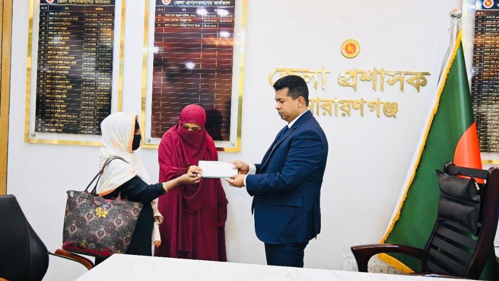 দরিদ্র মায়ের আর্তিতে সাড়া দিলেন  ডিসি জাহিদুল ইসলাম