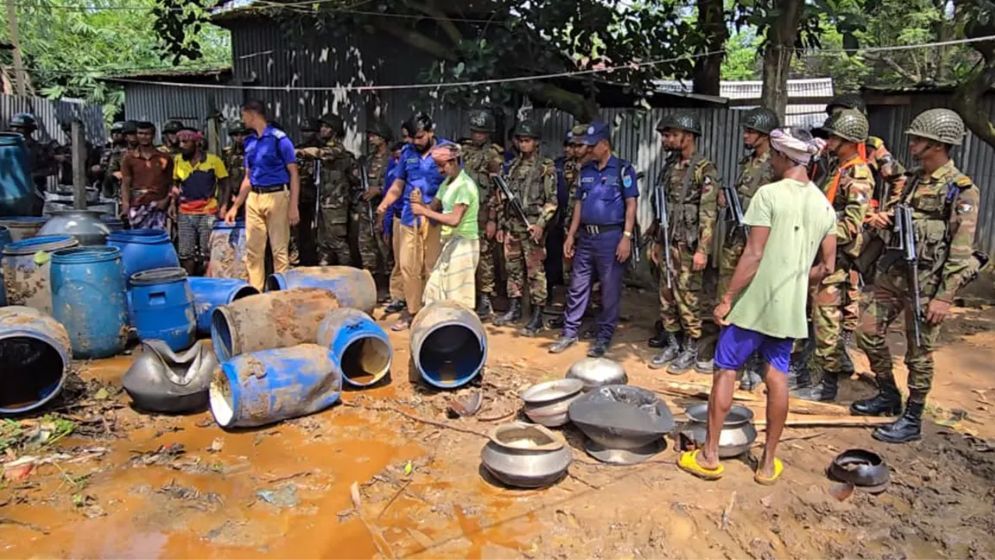 গাজীপুরে ড্রাম ড্রাম চোলাই মদ জব্দ করে ধংস