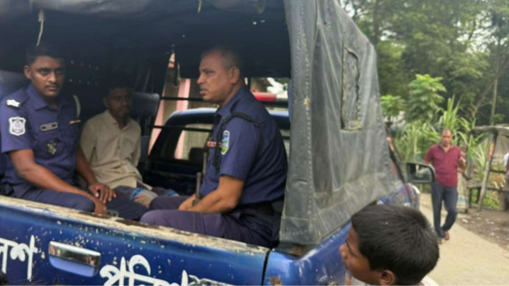 মা-বাবাকে হত্যার পর মাটিতে পুঁতে রাখলো ছেলে