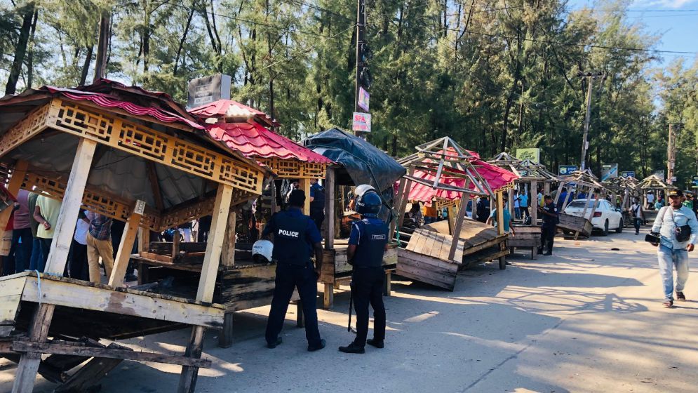 কক্সবাজার সৈকতের বালিয়াড়ি থেকে দোকান উচ্ছেদ