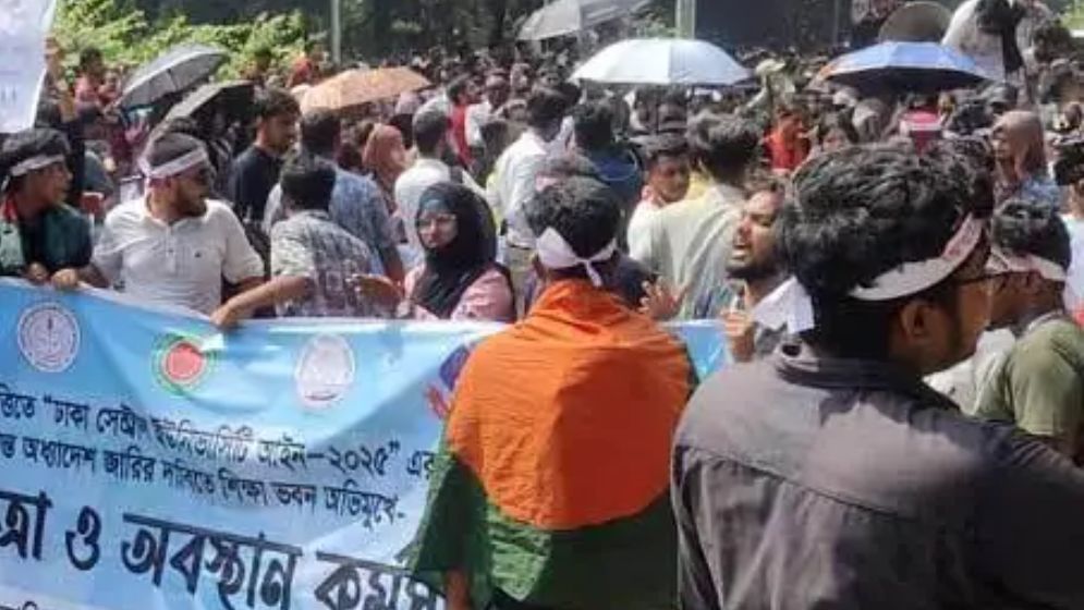 সাত কলেজ শিক্ষার্থীদের সড়ক না ছাড়ার ঘোষণা