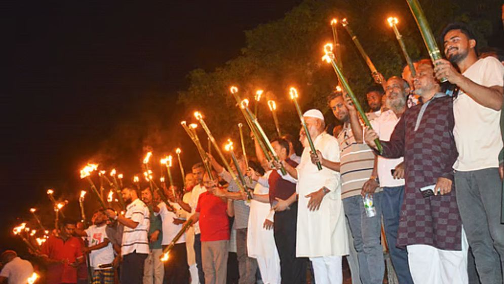 তিস্তা নদী রক্ষার দাবিতে হাজারো মশাল প্রজ্বালন