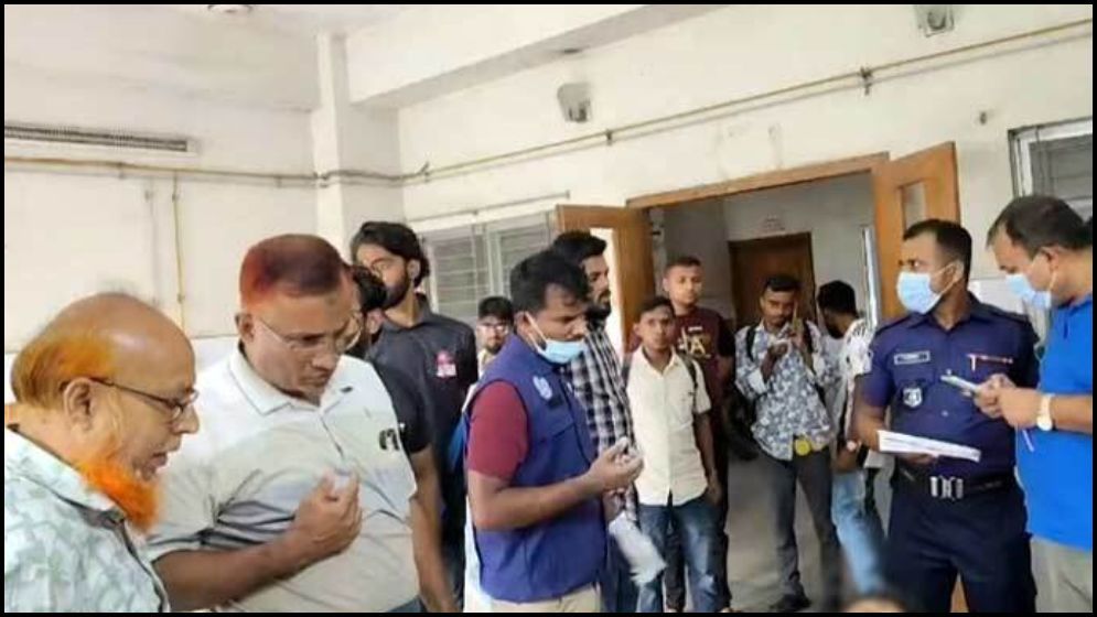 বাবুর্চির মরদেহ রেস্টুরেন্টের মেঝেতে পড়েছিল