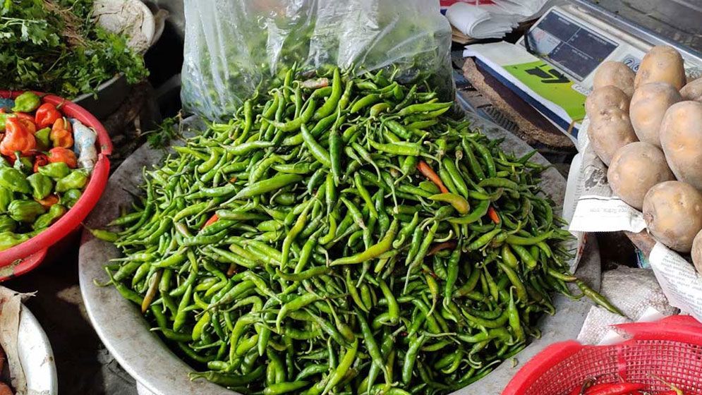 বৃষ্টিতে সবজি বাজার অস্থির, কাঁচা মরিচ কেজিতে ৪৫০ টাকা