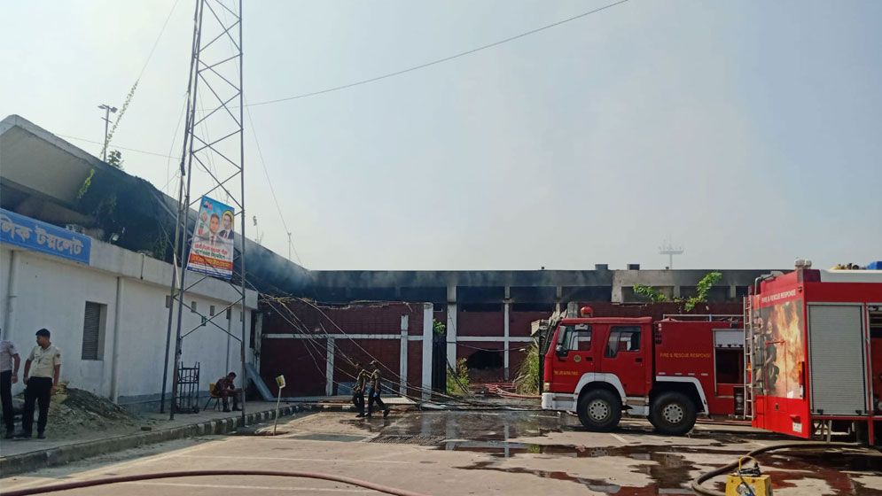 শাহজালাল বিমানবন্দরের কার্গো ভিলেজে এখনো ধোঁয়া উড়ছে