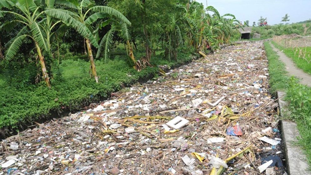 বিষাক্ত বর্জ্যে মরে যাচ্ছে রাজশাহীর বারনই নদী