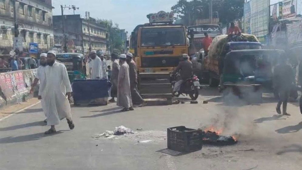 রাউজানে বাসের ধাক্কায় হেফাজত নেতার মৃত্যু, চট্টগ্রামে দুই মহাসড়ক অবরোধ