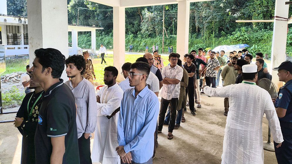 চাকসু নির্বাচনে চলছে ভোটগ্রহণ