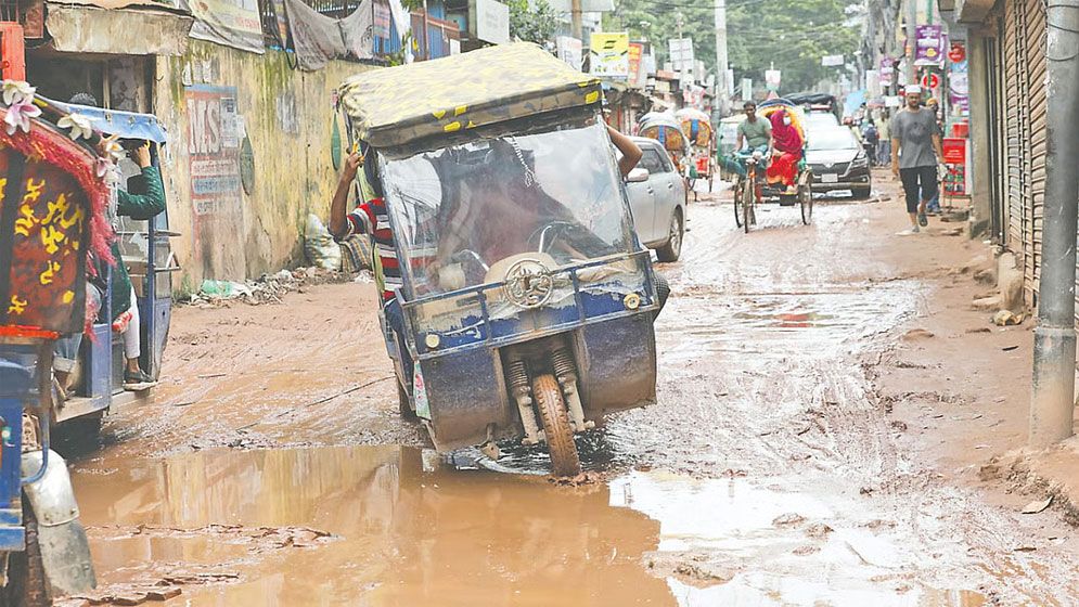 রাজধানীর সড়কজুড়ে খানাখন্দে জনদুর্ভোগ