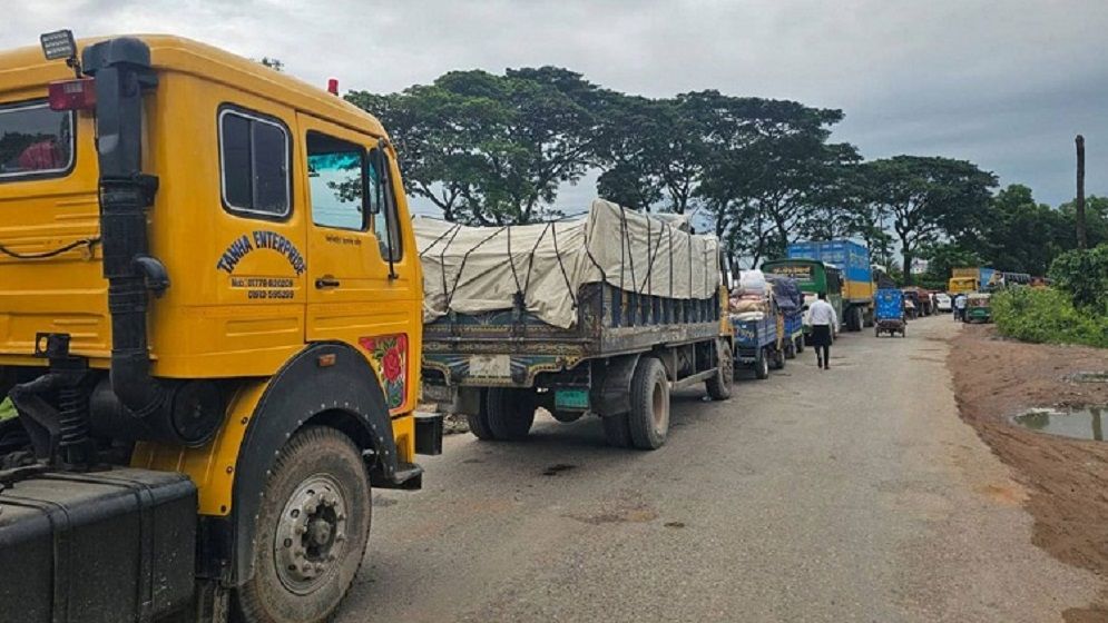 কুমিল্লা-সিলেট মহাসড়কে বিকল ট্রাকের কারণে ১০ কিলোমিটার দীর্ঘ যানজট