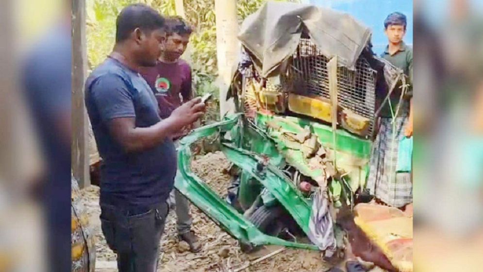 গাজীপুরে ট্রাক-অটোরিকশা সংঘর্ষে ৩ জন নিহত