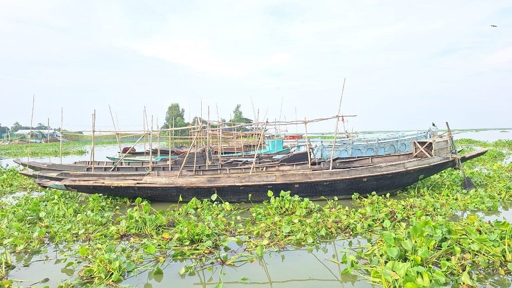 বাজিতপুরে চাঁদা না দেওয়ায় ১০ নৌকা আটকে দিলেন বিএনপি নেতা