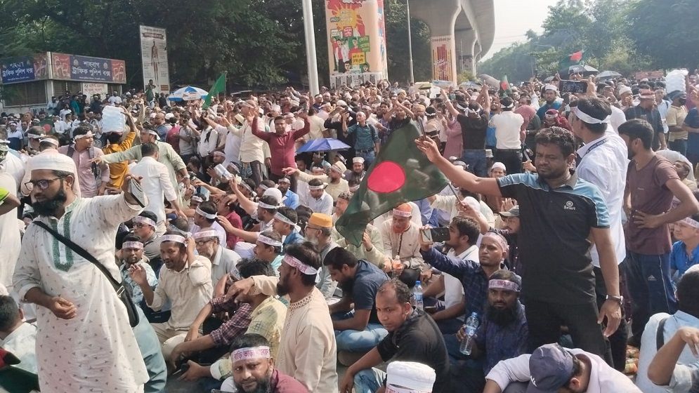 শিক্ষকদের ৩ দফা দাবিতে উত্তাল শাহবাগ, চলবে অবরোধ কর্মসূচি