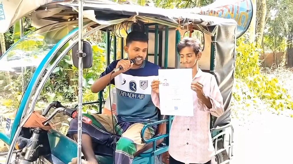 বিদেশ যেতে ঋণ না পেয়ে মাইক ভাড়া করে এলাকাবাসীকে গালাগালি