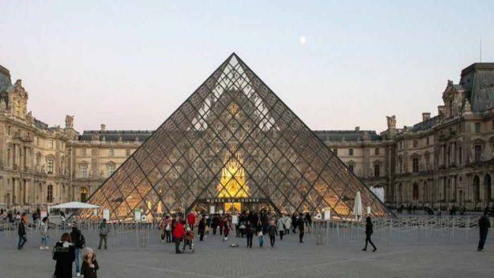 প্যারিসের বিশ্ববিখ্যাত ল্যুভর জাদুঘরে ডাকাতি