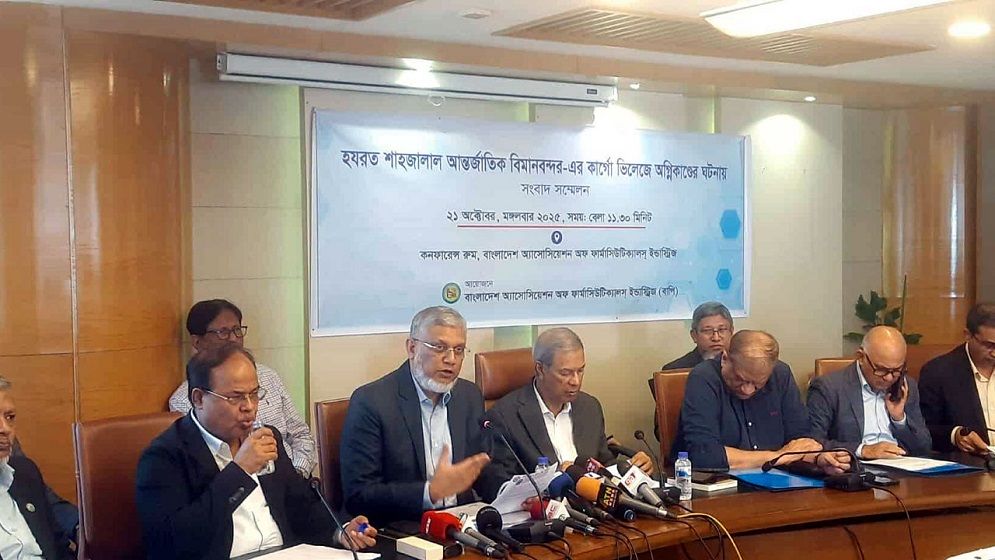 বিমানবন্দরের অগ্নিকাণ্ডে ওষুধ শিল্পে ৪ হাজার কোটি টাকার ক্ষতির আশঙ্কা